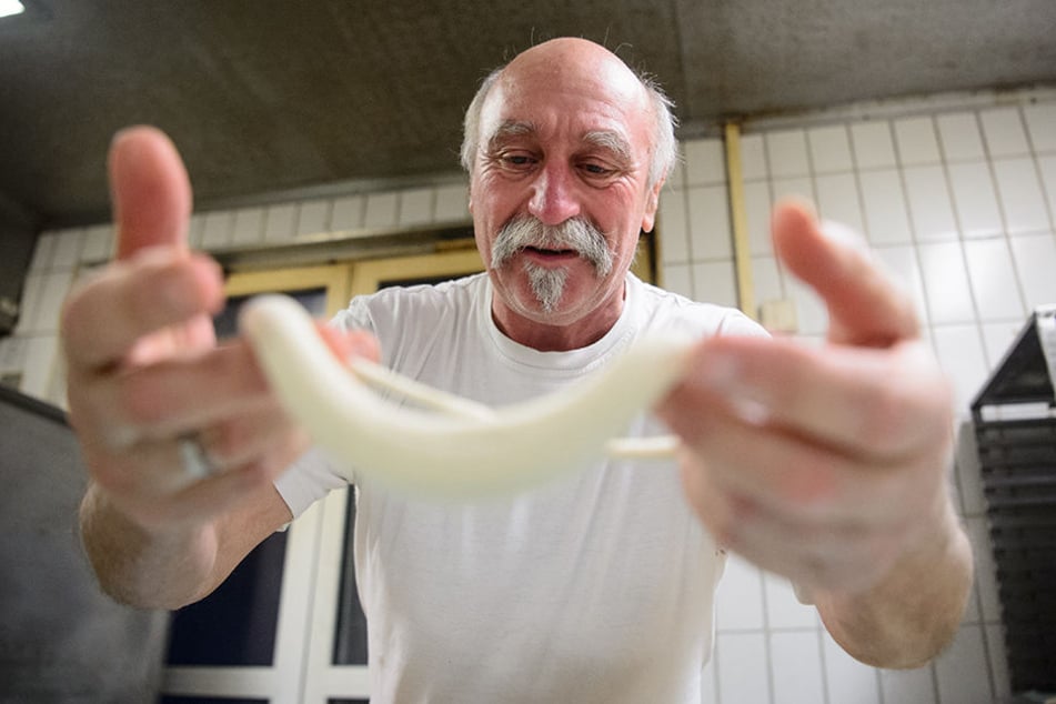 Bäckermeister Thomas Frank schlingt in Stuttgart schwäbische Brezeln.