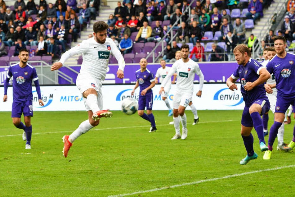 Der Ausgleich in Aue: Stefan Schimmer haut den Ball aus Nahdistanz in die Maschen.