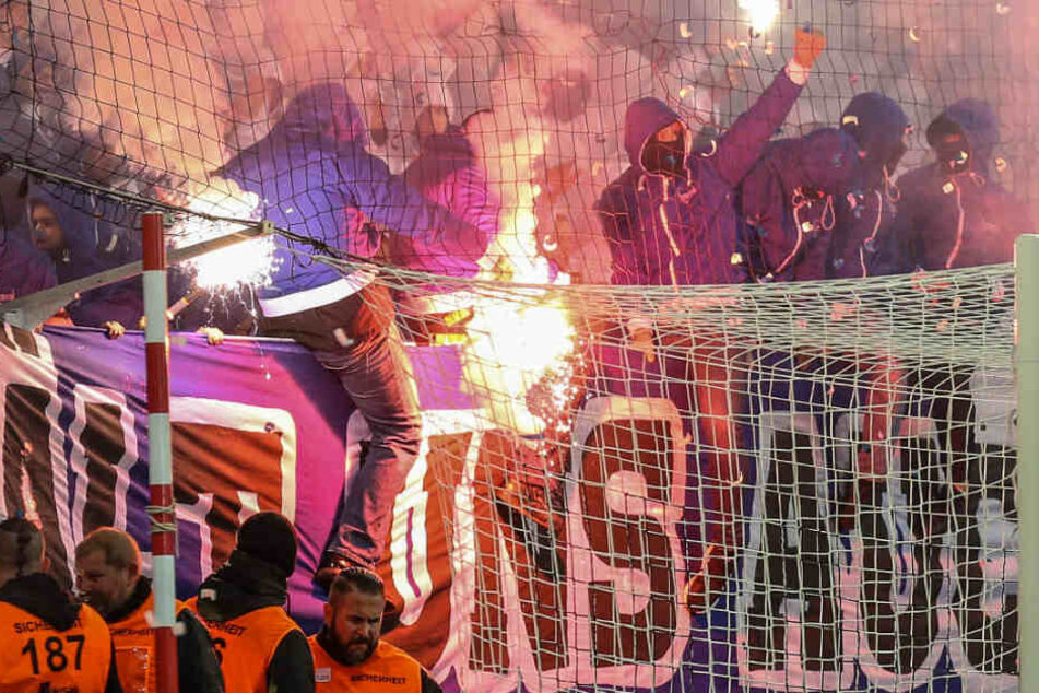 Hertha-Fans zündeln im Gästeblock.