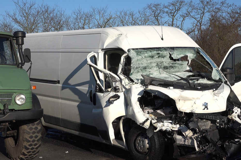 Weil ihn die Sonne blendete konnte der Fahrer des Transporters nicht mehr schnell genug reagieren und fuhr auf einen vor ihm fahrende Klein-Lkw auf.