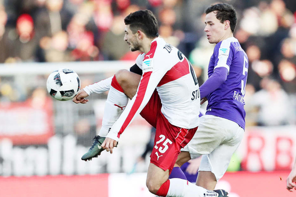 Auch nach Stuttgart müssen die "Veilchen" um Clemens Fandrich (r.). Matthias Zimmermann und sein VFB siegten in Aue 4:0.