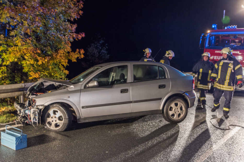 Der Opel krachte zweimal in die Leitplanke.