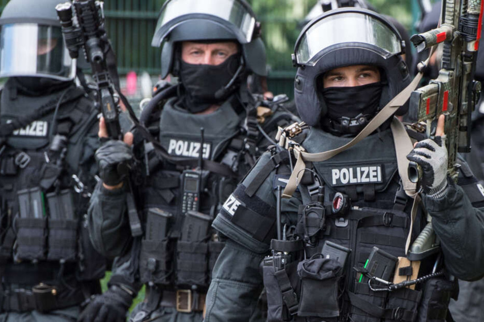 Ein Sondereinsatzkommando stürmte nur wenig später die Wohnung des Waffen-Mannes! (Symbolbild)