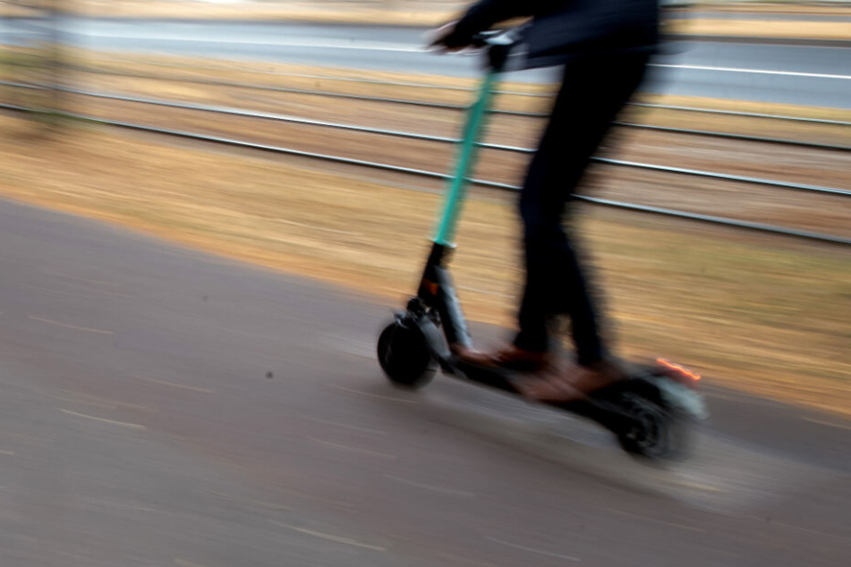 In Falkenstein im Harz fanden zwei Fahrradfahrer einen toten Mann, der mit einem E-Roller unterwegs war. (Symbolbild)