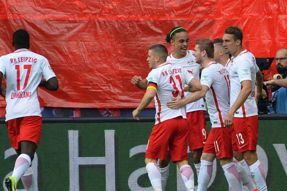Die Spieler feiern das 2:1 von Timo Werner. RB Leipzig ist Vizemeister, verliert nach 4:2-Vorsprung aber noch 4:5.