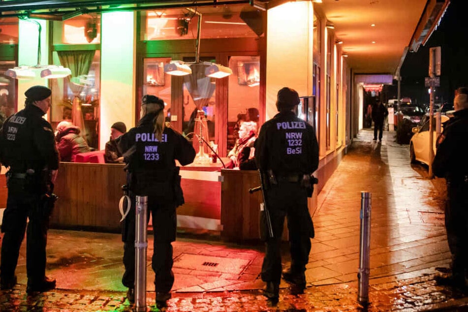 Polizisten bei einer Razzia gegen kriminelle Clans in Bochum.