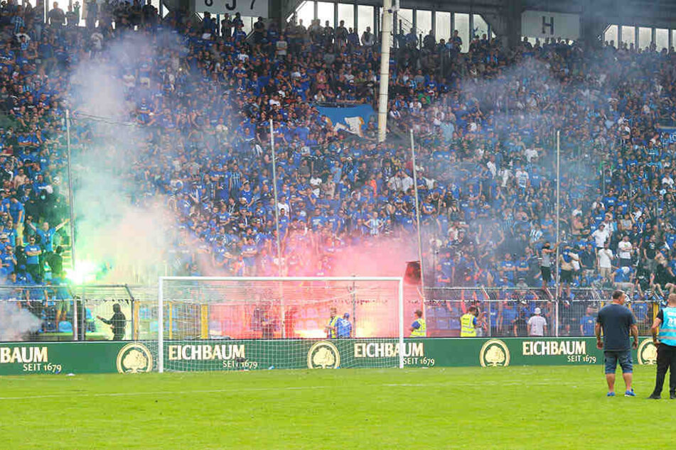 Auch Rauchbomben wurden im Mannheimer Fanblock gezündet.