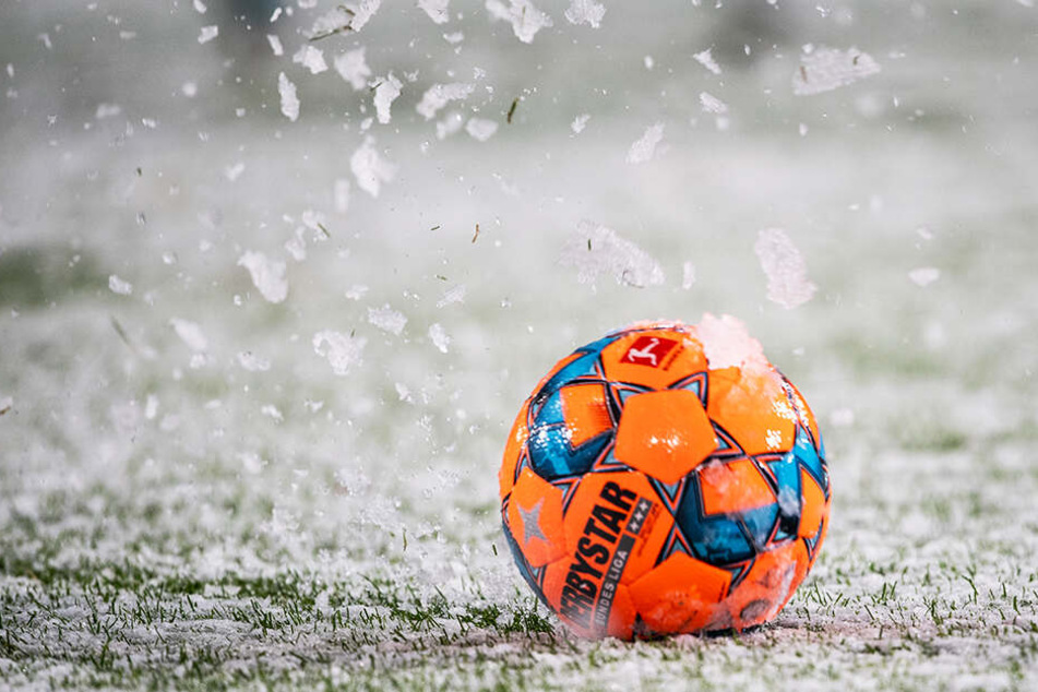 Der Ball wurde immer wieder von den Schneemassen ausbremst. Wirklicher Spielfluss war und ist nicht möglich.