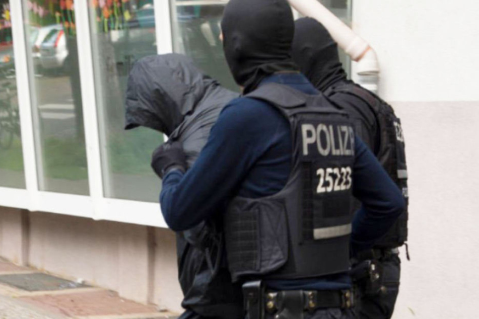 Berliner Polizisten führen einen Verdächtigen einer libanesischen Großfamilie ab. (Symbolbild)