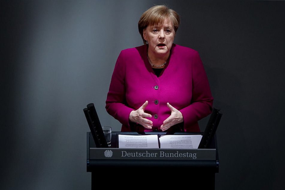 Angela Merkel spricht im Bundestag.