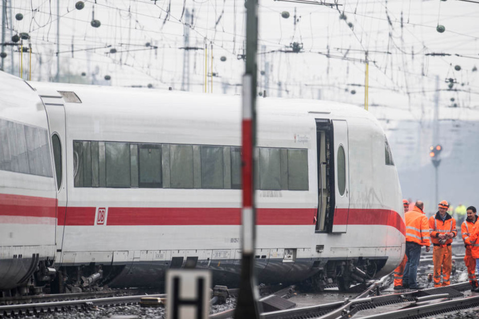 Der ICE konnte nicht mehr rechtzeitig bremsen und erfasste den Mann. (Symbolbild)
