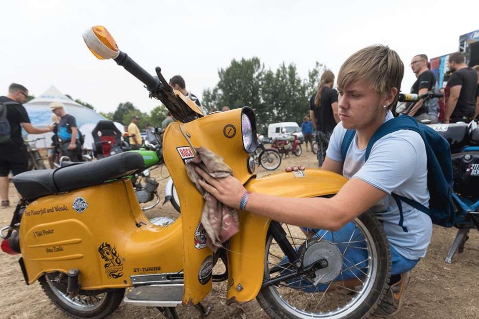 Florian (18) aus Dessau reiste mit seiner 1978 vom Band gelaufenen Schwalbe an.