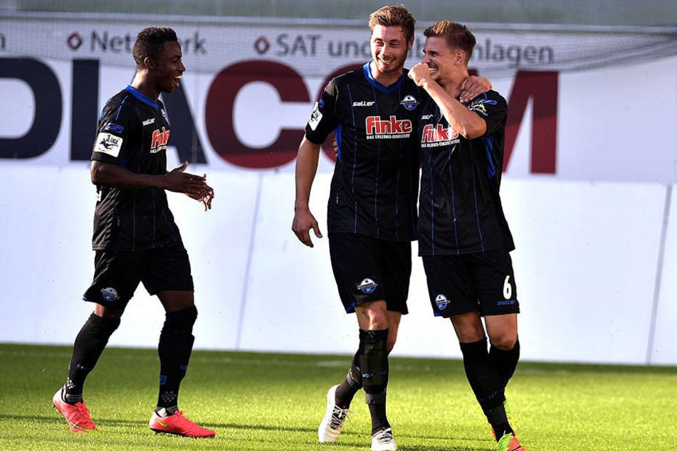 Christian Strohdiek (mi.) hat sein Team als Kapitän im Griff.