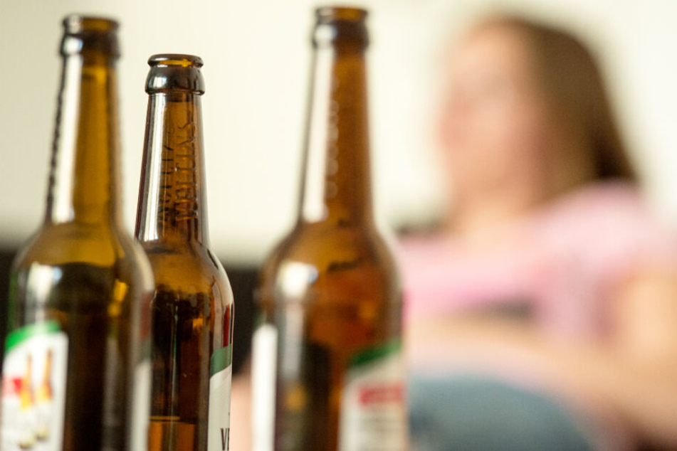 Leere Bierflaschen lernen Kinder mit alkoholabhängigen Eltern schon sehr früh kennen.