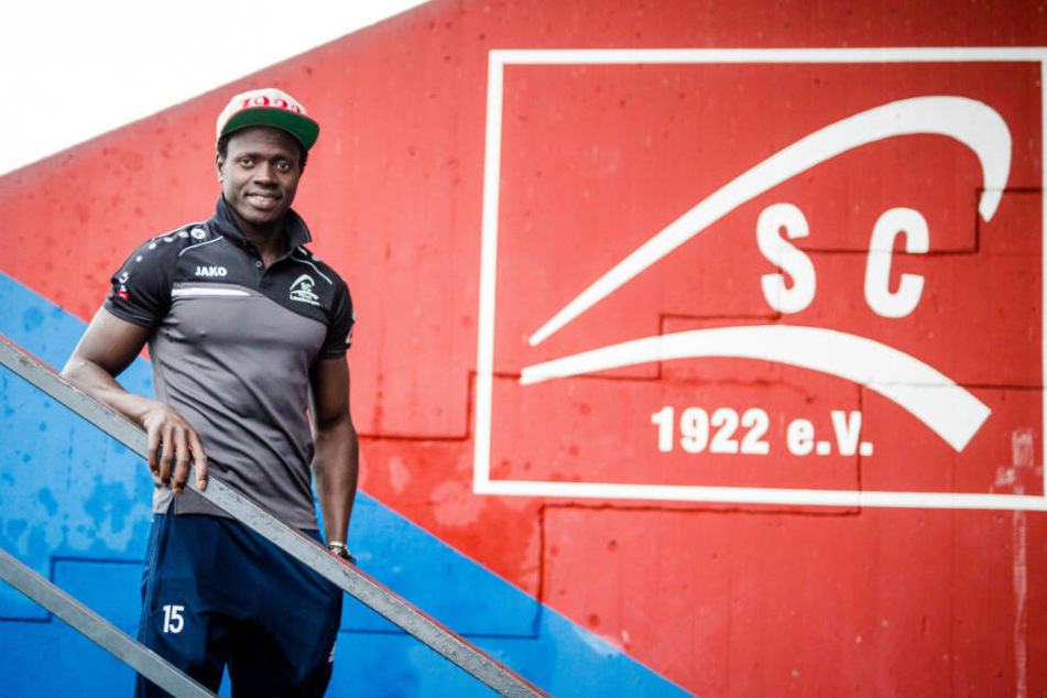 Kebba Manneh steht im Wutachstadion neben der Tribüne.