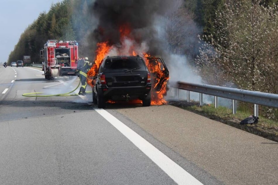Der SUV brannte komplett aus. Der Pferdeanhänger wurde vorher von dem Lkw-Fahrer abgekoppelt.