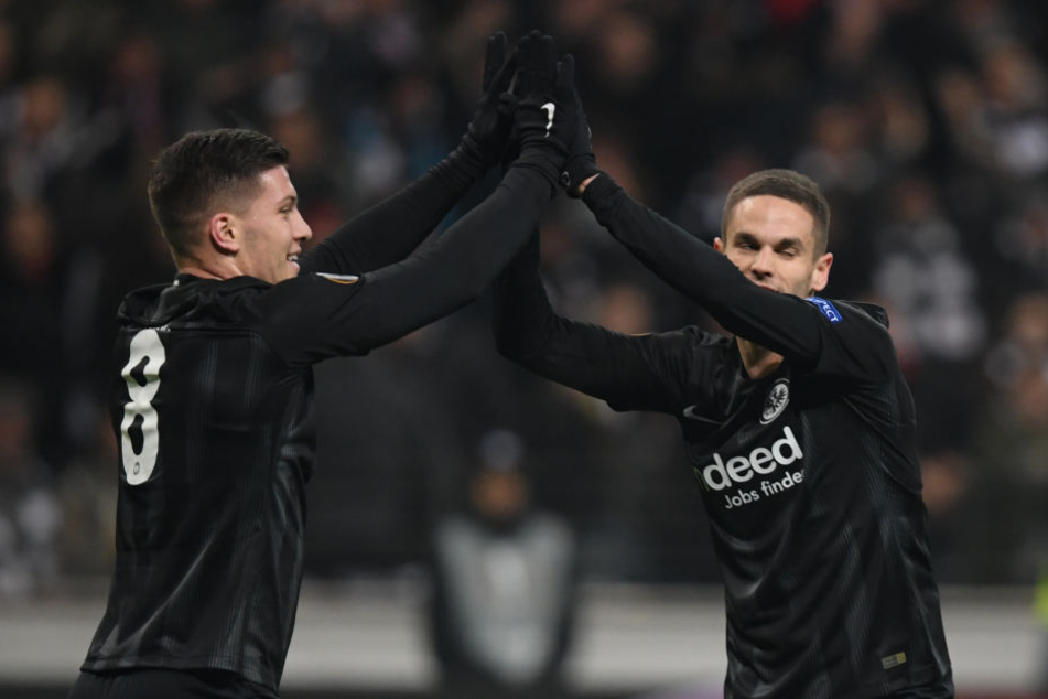 Da kann man ruhig mal abklatschen: Luka Jovic (Re.), Mijat Gacinovic und Co. sorgten für die nächste Europa-Gala der Eintracht.