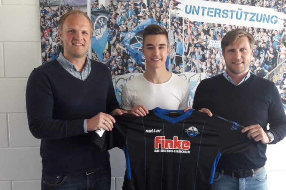 Christoph Müller (li.) und Markus Krösche (re.) präsentieren den Nachwuchsspieler Sascha Heil (19).