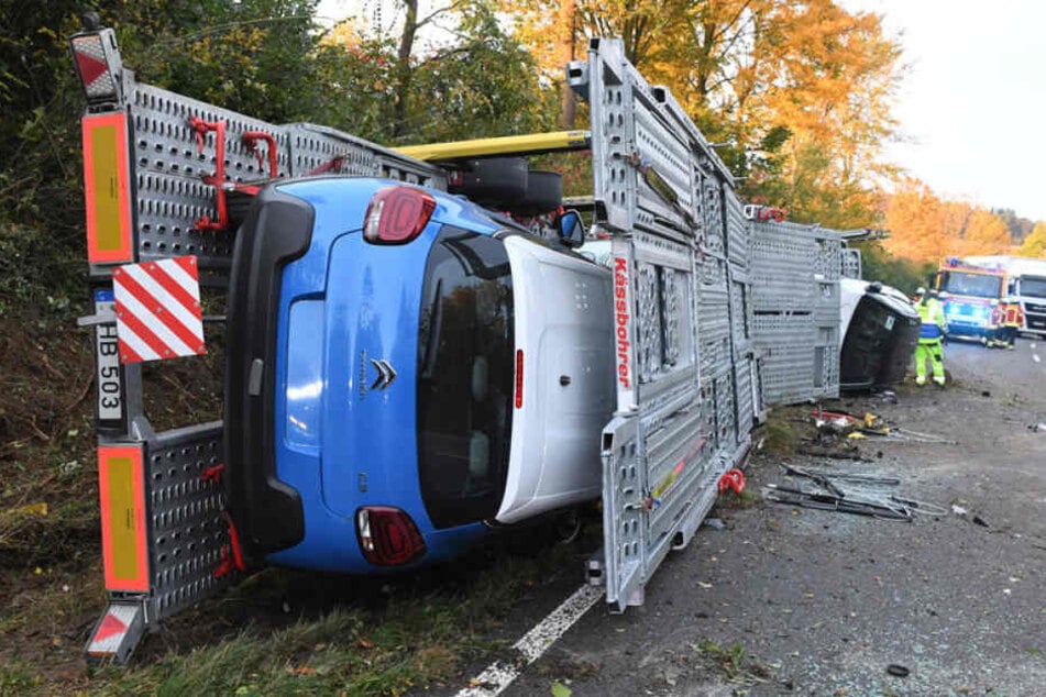 Auf der B293 kippt am Samstag ein Autotransporter um.