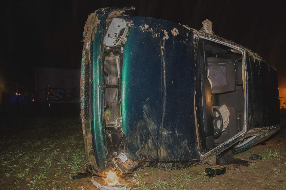 Ein VW Golf soll am Sonntagmorgen von der B169 abgekommen und auf ein Feld gerast sein.