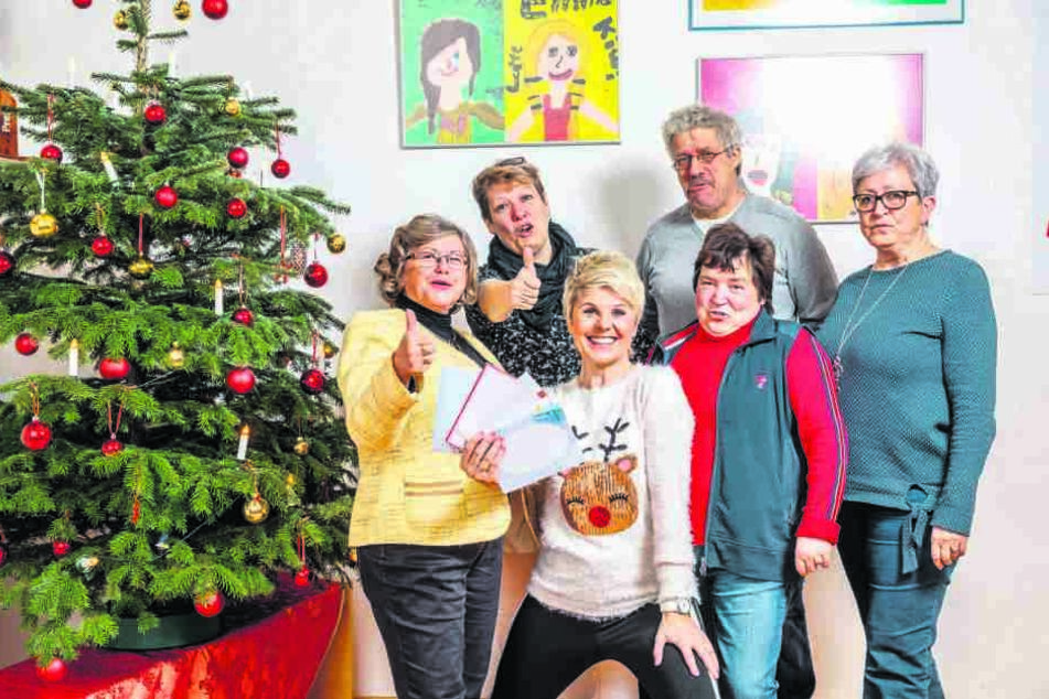 Sängerin Linda Feller (52, v.) überrascht die Ehrenamtler mit Freikarten: Elke Hilbig (66), Simona Stoy (53), Wolfgang Stoy (59), Birgit Zieger (54) und Isolde Buck (67, v.l.).