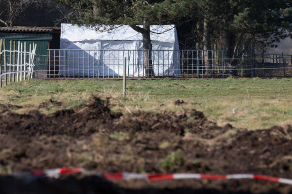 Große Teile des Hofes wurden von der Polizei umgegraben.