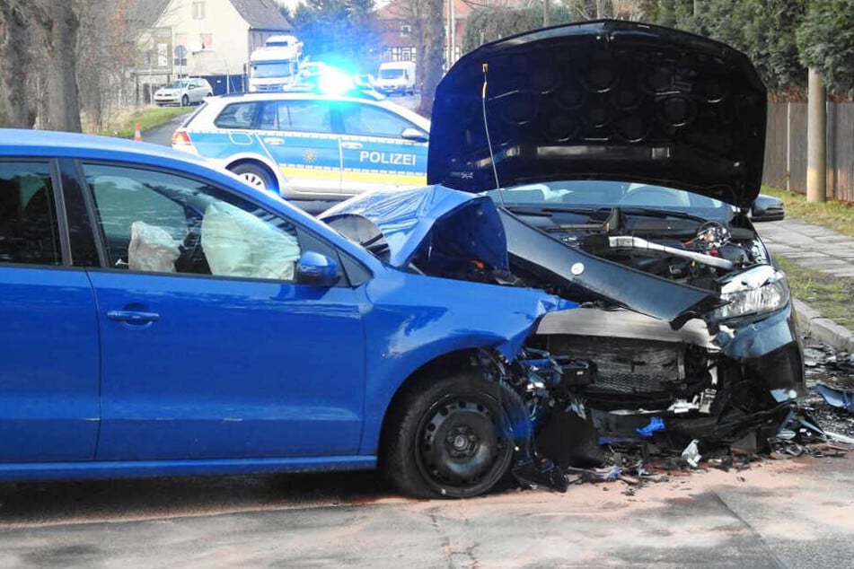Offenbar gelangte die Mercedes-Fahrerin auf die Gegenfahrbahn. Ein frontaler Zusammenstoß war nicht mehr zu verhindern.