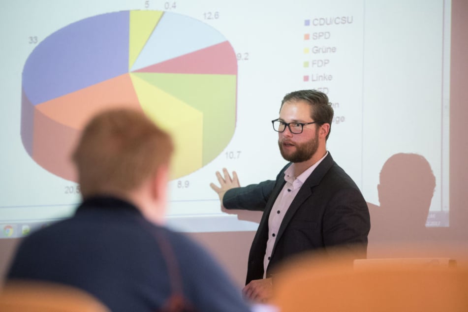David Link (Mitte) unterrichtet in Stuttgart in der it.Schule eine Eingangsklasse des beruflichen Gymnasiums in dem Fach Informationstechnik. (Archivbild)