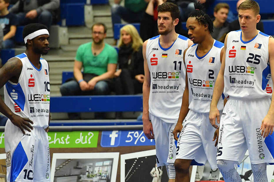 Wieder mal lange Gesichter bei Ricky Alonzo Price Jr. (links) und seinen Kollegen.