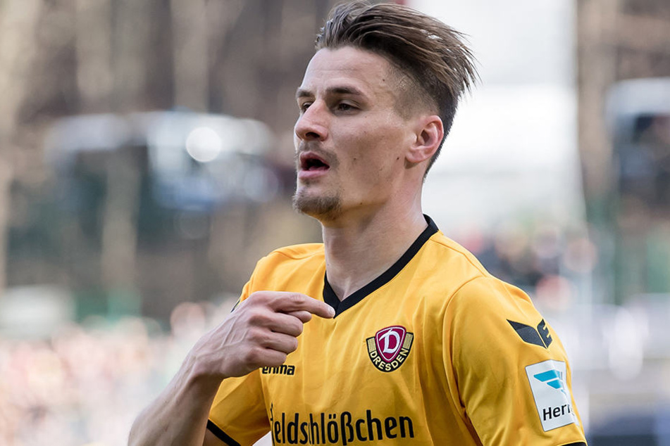 Stefan Kutschke zeigt es nach seinem Treffer an: Sein Herz schlägt für Dynamo.