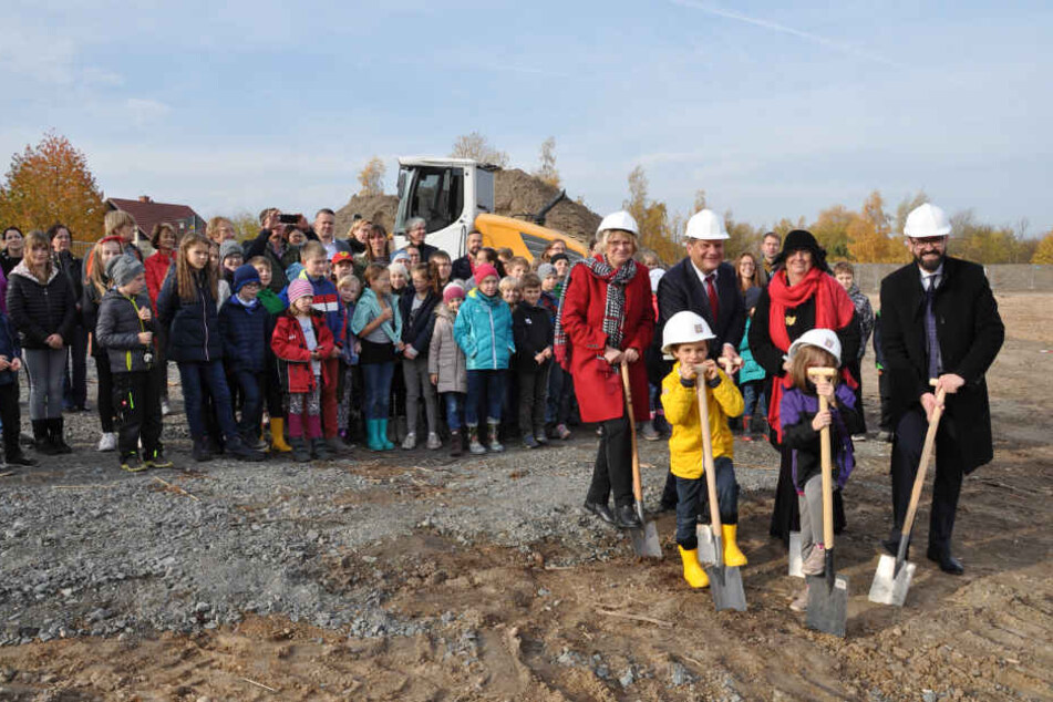 In zwei Jahren dürfen rund 500 Kinder in einer topmodernen Schule lernen. Den Spatenstich setzten sie am Montag gemeinsam mit einigen Politikern.