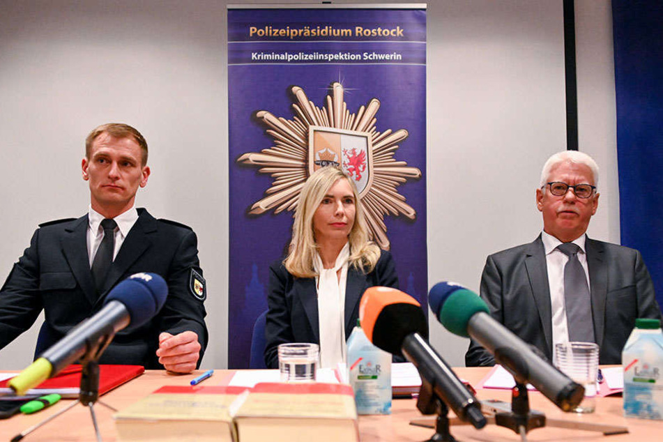 Betroffene Gesichter: Kriminalhauptkommissar Steffen Baudler, Oberstaatsanwältin Claudia Lange und Ermittler Detlef Schmidt (v.l.) schilderten auf einer Pressekonferenz die blutige Tat.