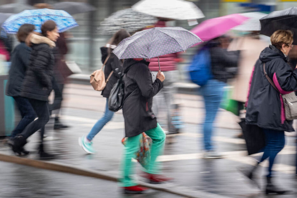 Einen Regenschirm sollten Hessen in den kommenden Tagen unbedingt dabei haben.