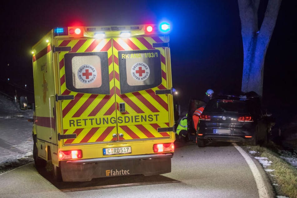 Die Rettungskräfte befreiten den Fahrer aus dem Auto und brachten ihn ins Krankenhaus.