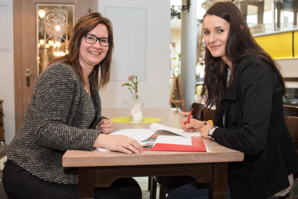 Sandra Zimmermann (l.) hat jetzt alle Hände voll zu tun. (Hier mit Eva Hodanová bei deren Vertragsunterzeichnung)