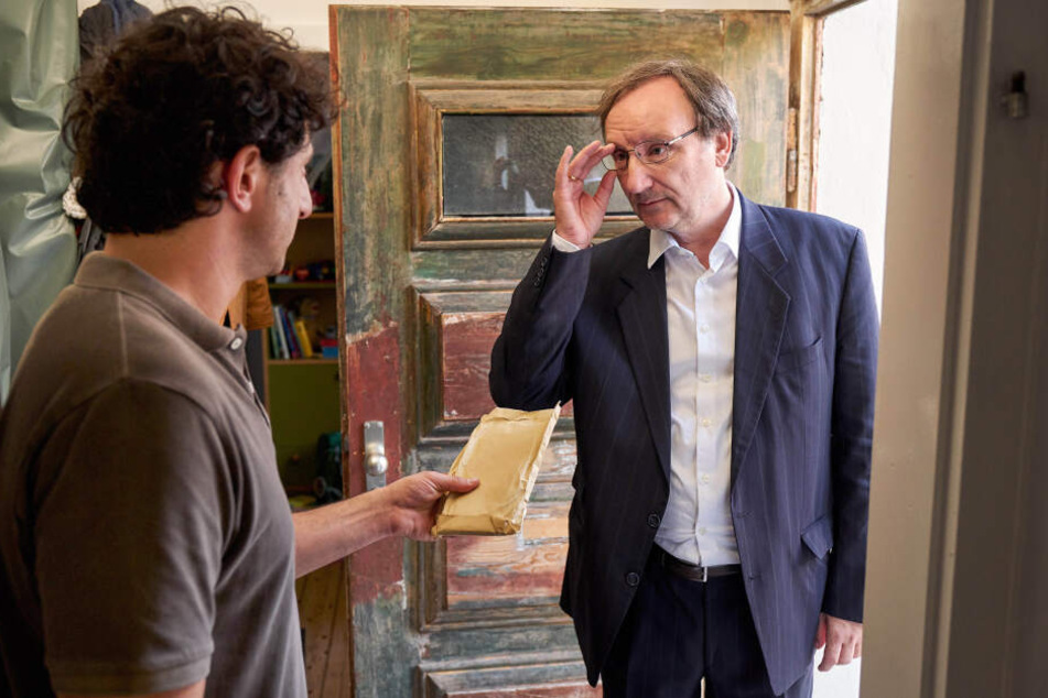 Josef Asch (Rainer Bock, r), hier mit seinem Baudezernent Andrea di Carlo (Serkan Kaya, l). Die TV-Komödie wird am 11.12.2019 um 20:15 Uhr in der ARD gezeigt.