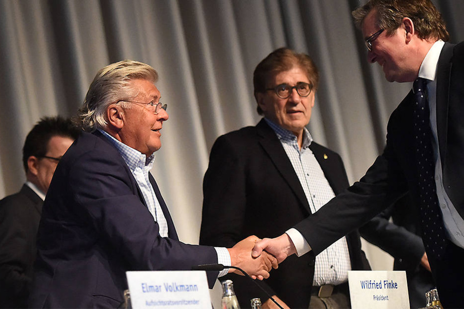 Hier geben sich SCP-Präsident Wilfried Finke und Bürgermeister Michael Dreier auf der JHV des Clubs die Hand.