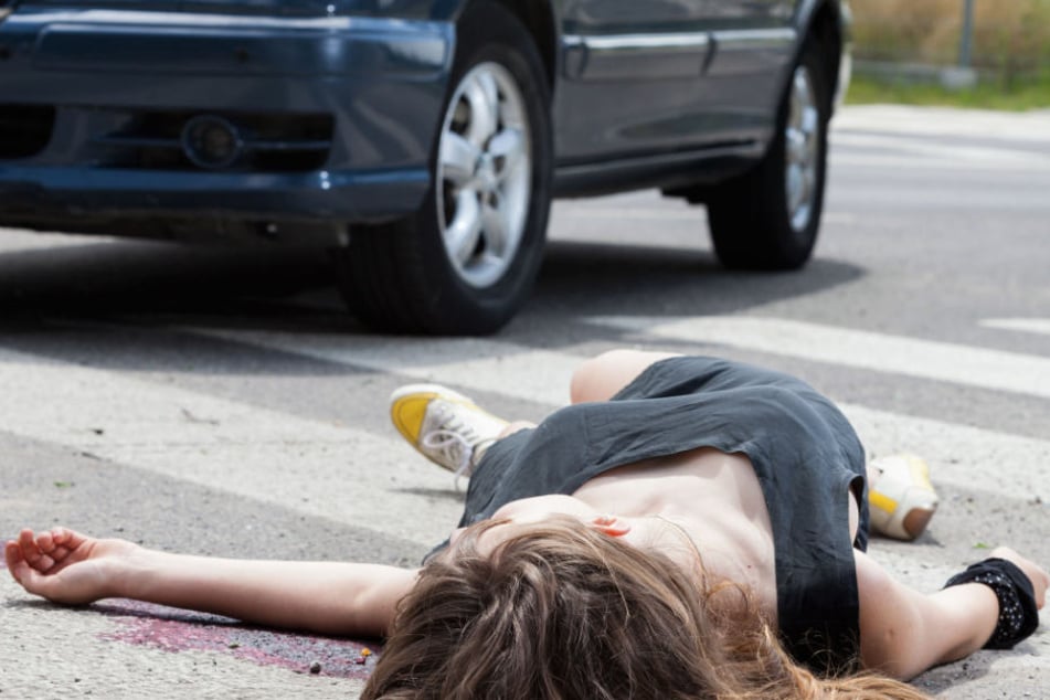 Die Frau wurde von ihrem Wagen überfahren, als sie ihr Gartentor schließen wollte. (Symbolbild)