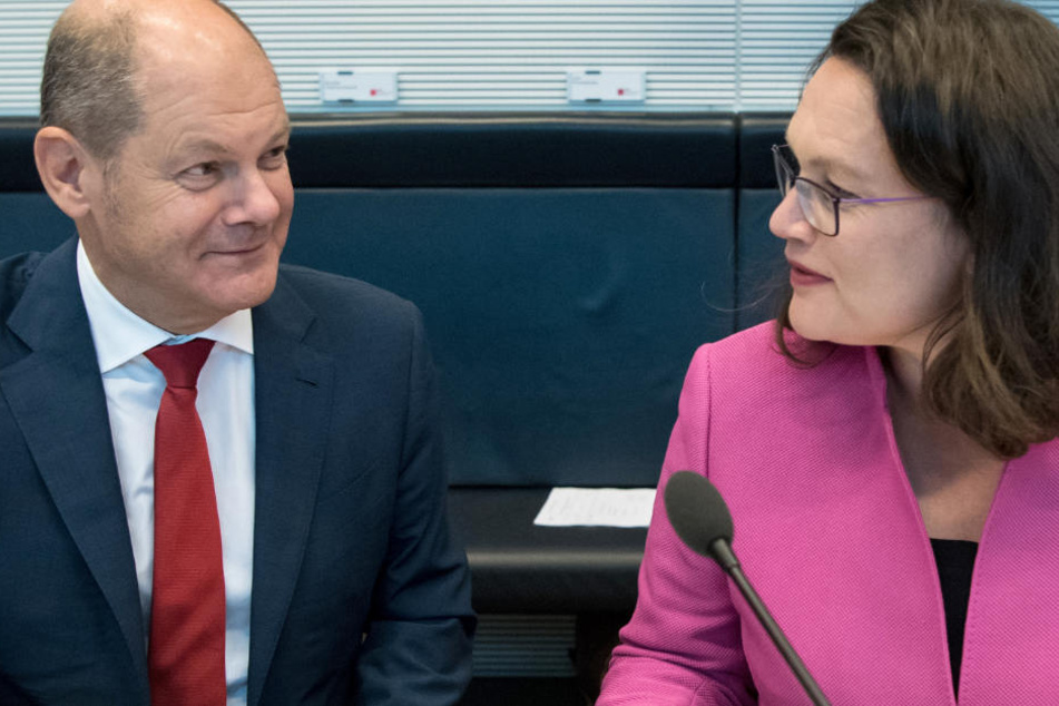 Scholz und Nahles unterhalten sich zu Beginn der Sitzung der SPD-Bundestagsfraktion im Deutschen Bundestag.