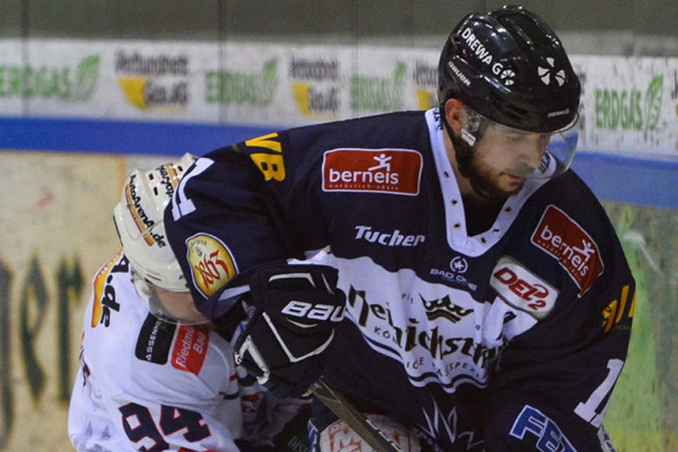 Dresdner "Play-off-Monster": Eislöwe Steven Rupprich schirmt den Puck vorm Heilbronner Markus Eberhardt ab.