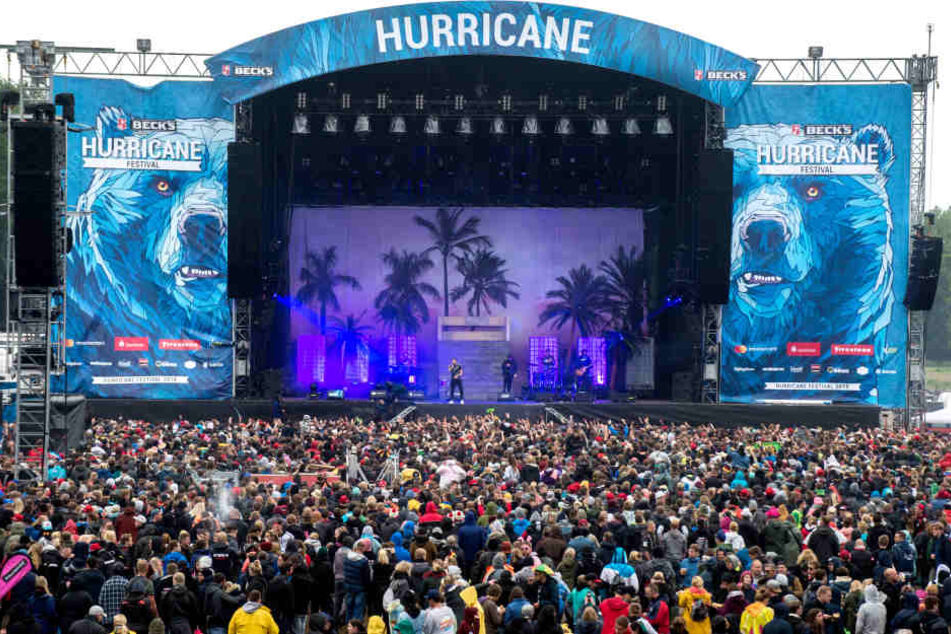 Besucher verfolgen das Konzert von Bonez MC und RAF Camora auf dem Hurricane Festival 2018.