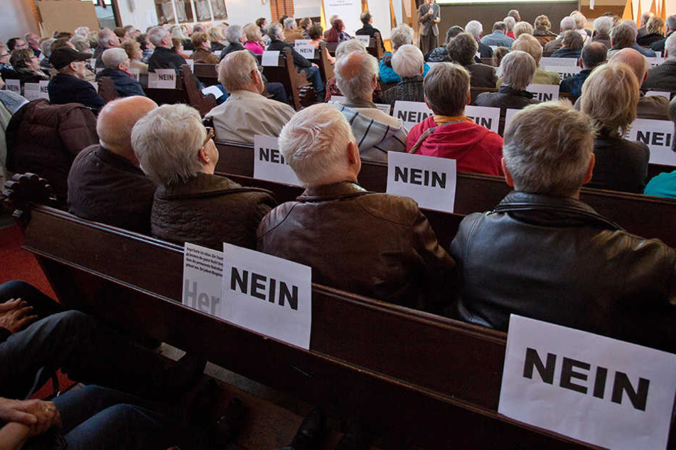 Informationsveranstaltungen und politische Versammlungen werden seltener, die meisten Thüringer reden im Privaten über Politik und ihre Folgen (Symbolbild).