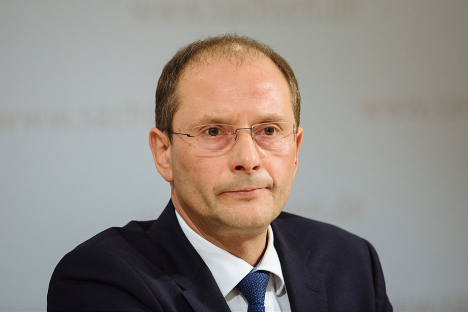 Innenminister Markus Ulbig (52, CDU) drängt auf den Gewahrsam. Zuständig für
die Einrichtung ist das Sächsische Immobilien- und Baumanagement.