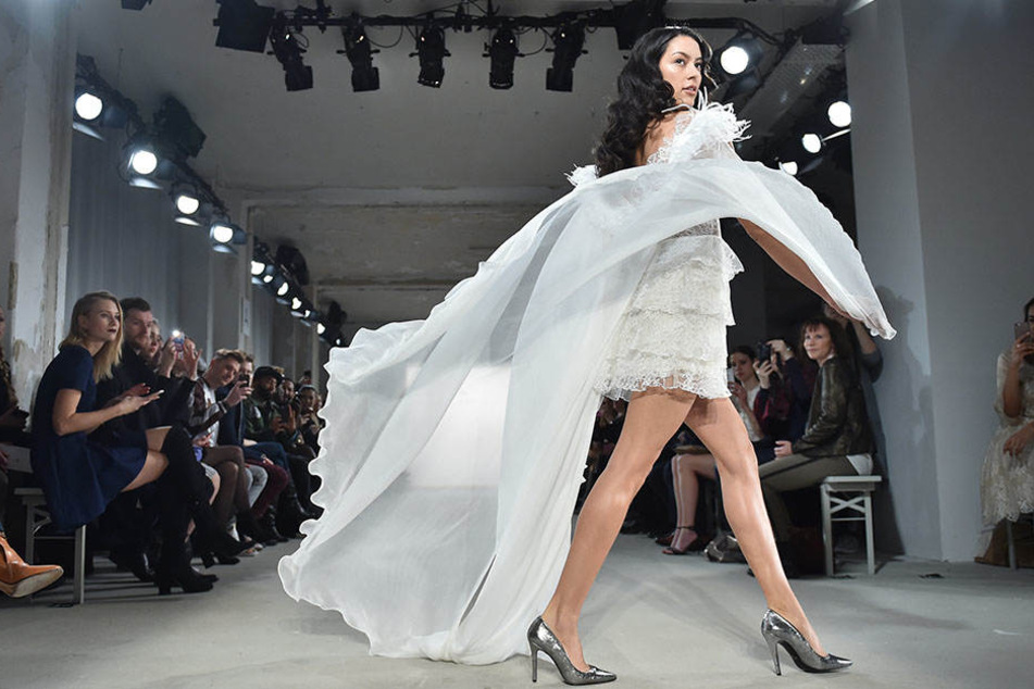 Im letzten Jahr präsentierte Model Rebecca Mir auf der Berliner Fashion Week eine Kreation des Labels "Ewa Herzog".