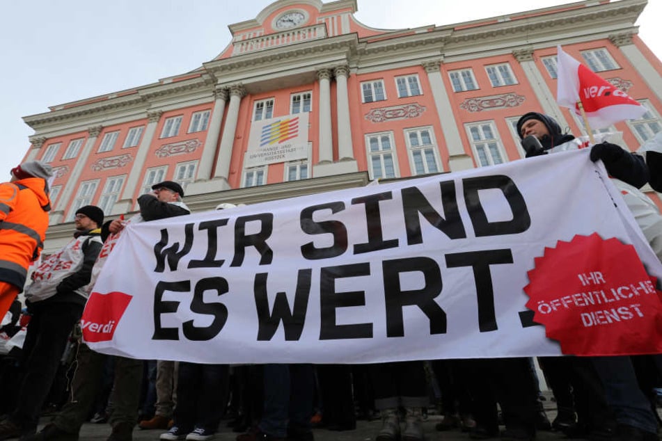 Die Gewerkschaft Verdi fordert sechs Prozent mehr Geld für die Beschäftigten von Kommunen und Bund, für untere Gehaltsgruppen mindestens 200 Euro mehr.