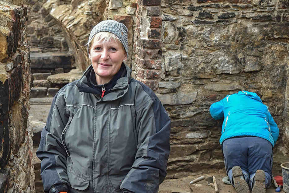In diesem Keller legt Grabungsarbeiterin Katrin Ruffani (49) Reste eines 800
Jahre alten Holzhauses frei.