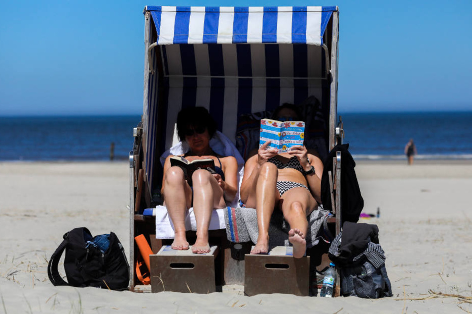 Zwei Frauen genießen das sommerliche Wetter auf Norderney.