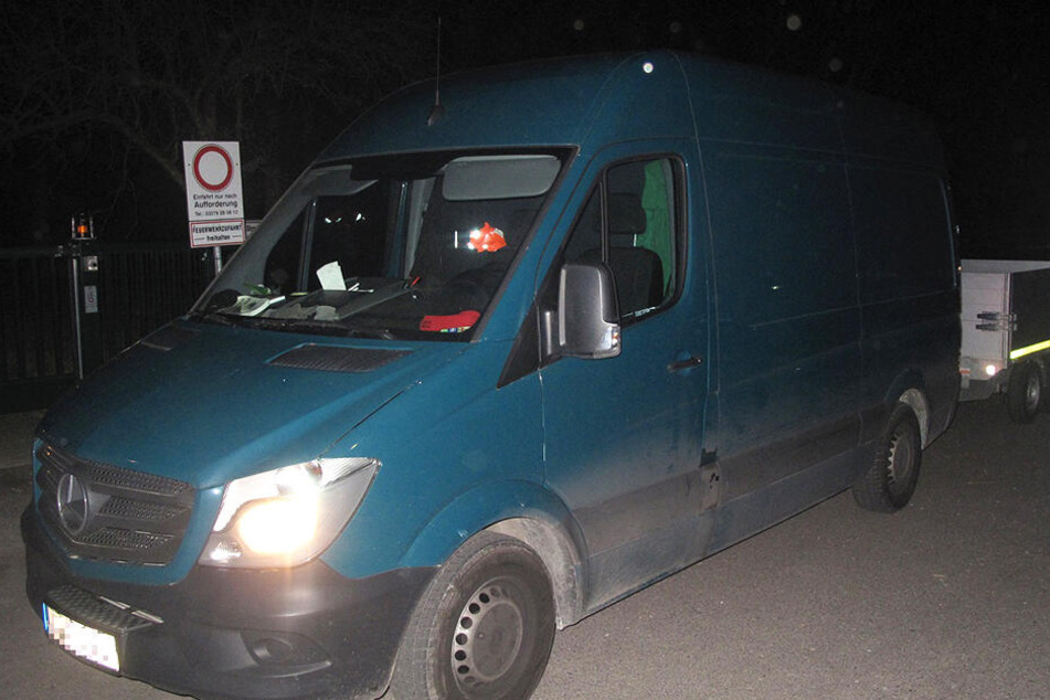 Die Spuren an diesem Mercedes Sprinter wurden sichergestellt. Das Fahrzeug dem Eigentümer übergeben.