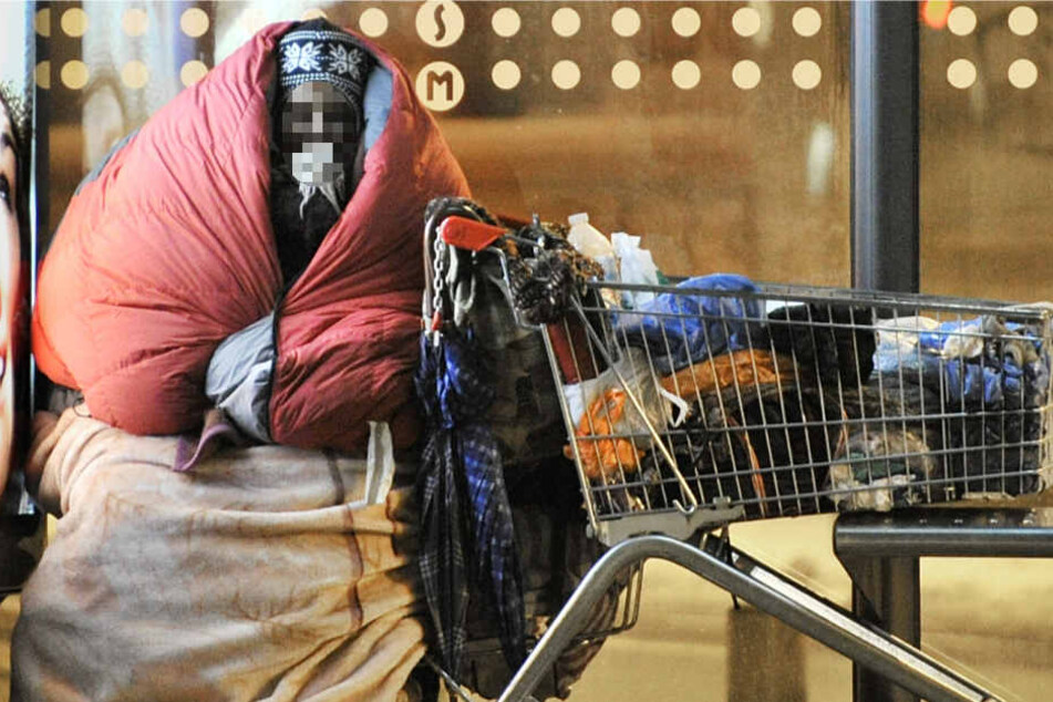 Eine obdachlose Frau trotzt in Frankfurt der Kälte (Archivbild).