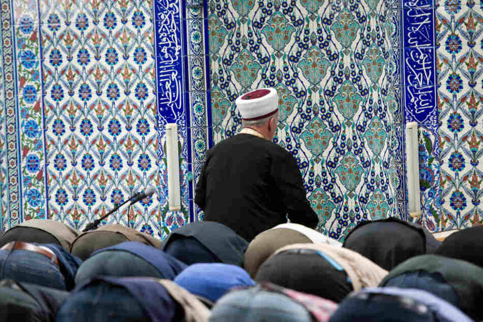 Muslime beten im Gebetsraum der DiTiB-Moschee in Stuttgart. (Symbolbild)